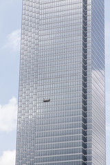 Fototapeta na wymiar Wolkenkratzer mit Glasfassade und Spiegelung des Himmels