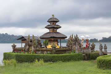 Obraz premium Ulun Danu Bratan , Temple on the lake , Bali , Indonesia