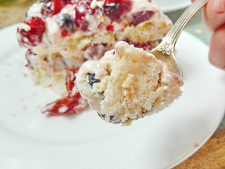 Торт безе со свежими ягодами