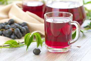 Grape juice and ripe grapes 