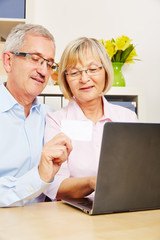 Paar Senioren beim Online-Shopping