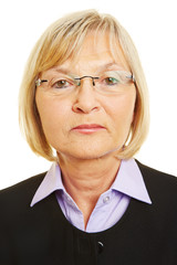 Neutrale alte Frau von vorne