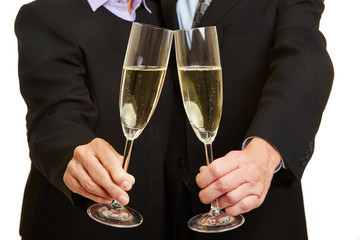 Paar beim Sekt trinken zu Silvester