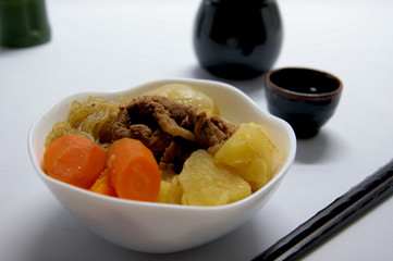 牛肉の肉じゃがと日本酒