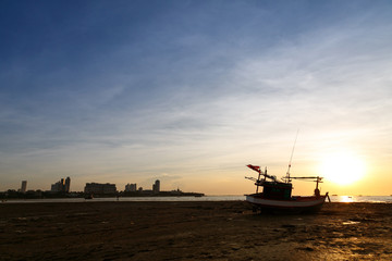 Obraz premium Sunsets and siluate boat