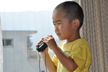 望遠鏡と少年