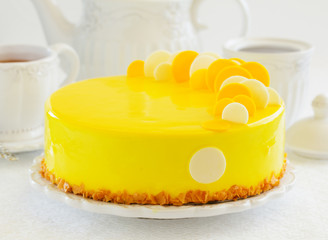 Honey cake mousse with a smooth glaze.