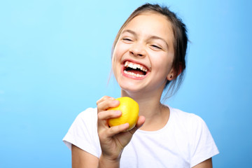 Śmiech to zdrowie.
Śliczna dziewczynka liże owoc cytryny - obrazy, fototapety, plakaty