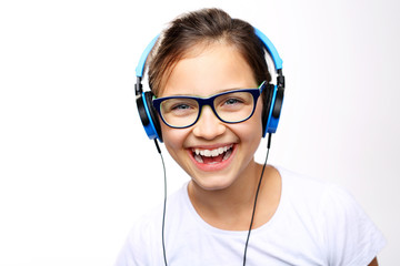 Nastolatka słucha muzyki.
Dziewczynka w słuchawkach na uszach