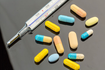Fieberthermometer und Tabletten
