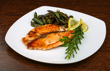 Grilled salmon with green beans