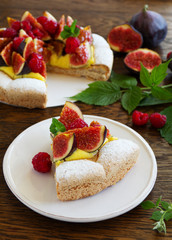Almond meringue cake with figs and raspberries.