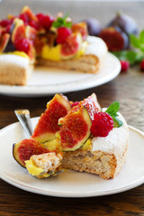 Almond meringue cake with figs and raspberries.