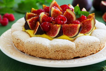 Almond meringue cake with figs and raspberries.