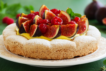 Almond meringue cake with figs and raspberries.