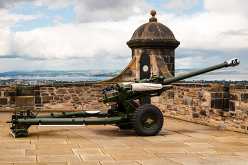 Fototapeta na wymiar one o'clock gun at edinburgh castle, scotland
