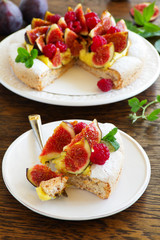 Almond meringue cake with figs and raspberries.
