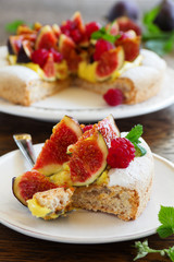 Almond meringue cake with figs and raspberries.