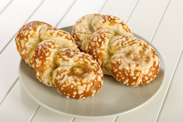 Bun with cheese gratin