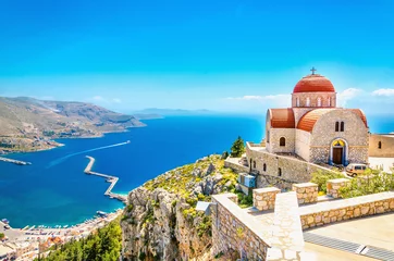 Foto op Plexiglas Afgelegen kerk met rode dakbedekking op klif, Griekenland © A.Jedynak