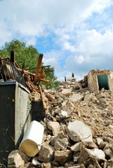 Ein zerstörtes Haus liegt in Trümmern
