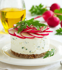 Snack-cheesecake made ​​from cottage cheese with onions and radishes.