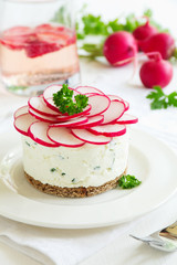 Snack-cheesecake made ​​from cottage cheese with onions and radishes.