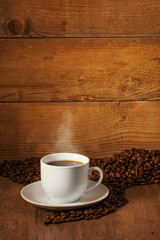 Kaffeetasse vor Holzhintergrung