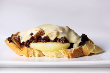tosta de morcilla con cebolla caramelizada