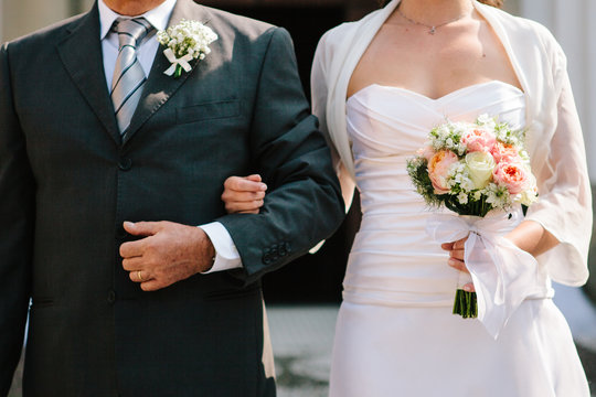 sposa e padre a braccetto verso l'altare