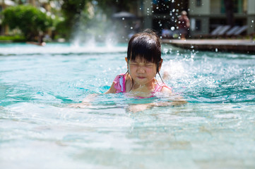 Fototapeta na wymiar Little girl play the pool