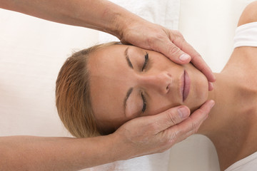 Fototapeta na wymiar Massage, soins du visage Femme