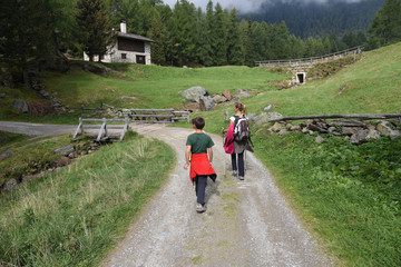 Fototapeta premium escursione ion montagna paesaggio panorama montagne bambini 