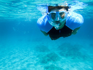 Naklejka premium ragazzo che nuota