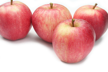 mele rosse isolate su sfondo bianco