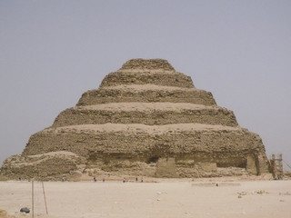 Fototapeta na wymiar Piramide di Djoser (piramide a gradoni), i resti archeologici della necropoli di Saqqara, in Egitto. Patrimonio Mondiale dell'UNESCO