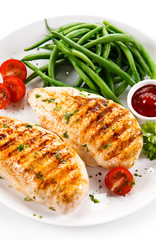 Grilled chicken fillets and vegetables