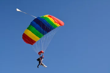 Keuken foto achterwand Luchtsport Mensen springen met de parachute