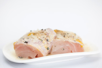 Filete de róbalo crudo marinando