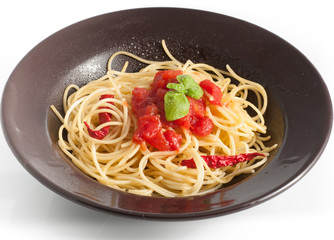 spaghetti with fresh tomato and basil