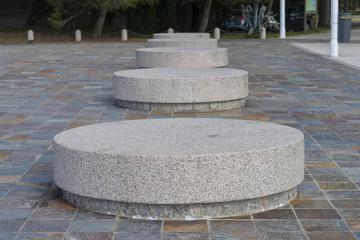 Bancos circulares de piedra.