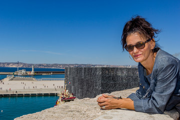 Femme devant le musée du MUCEM à Marseille