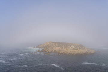 Isla con niebla.