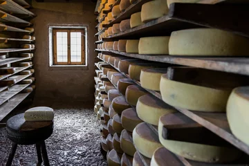 Crédence de cuisine en verre imprimé Produits laitiers Alpine hut that produces  homemade cheeses.