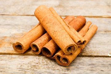 cinnamon sticks on wooden table