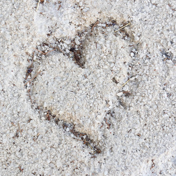 Herz in versteinerten Sand gemalt als Symbol der Liebe