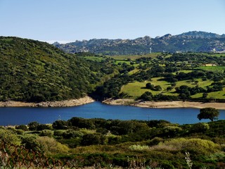 See  lago del liscia von H&uuml;geln umgeben