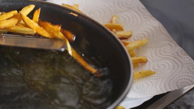 servir patatas fritas caseras