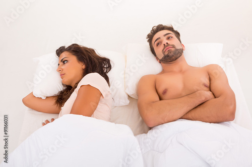 Вагинальный секс чувака и чернавки на постельке