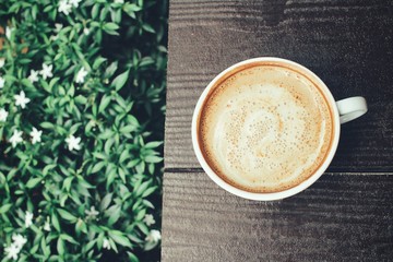 Obraz na płótnie Canvas Vintage latte art coffee in the garden